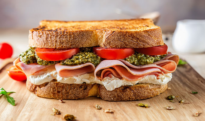 Sándwich de pesto, jamón y tomates secos