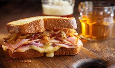 Sándwich de cebolla caramelizada y jamón