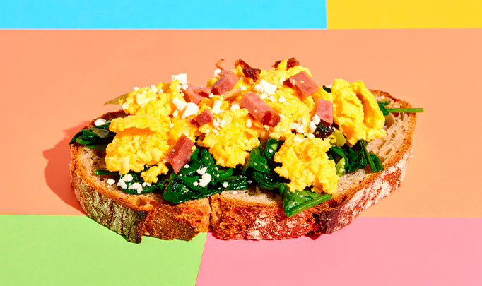 682X405_Huevos-revueltos-con-mortadela-y-espinaca-en-pan-tostado_Lorenzano-1.jpg