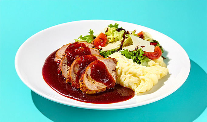 Lomo de cerdo con salsa de ciruelas y puré de coliflor