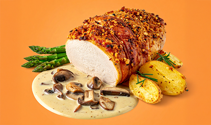 Lomo de pollo con tocineta y champiñones en salsa de vino blanco con espárragos y papas al romero