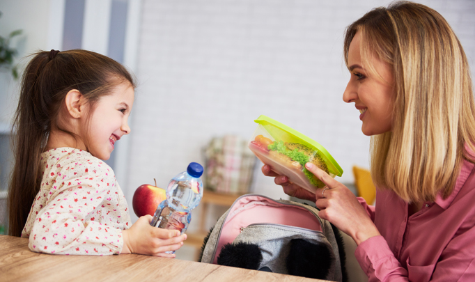 Mamá empacando la lonchera a su hija