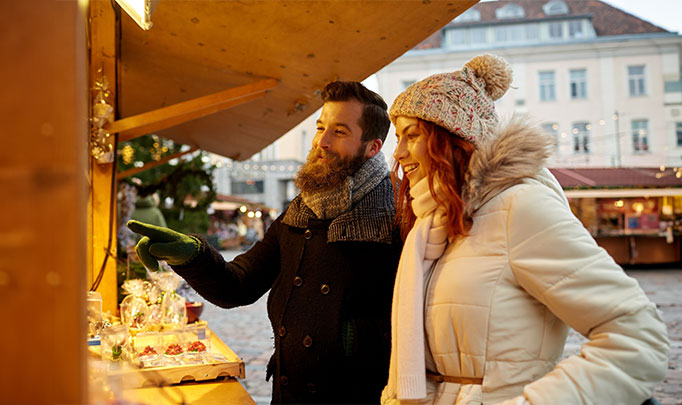 Pareja en mercado navideño