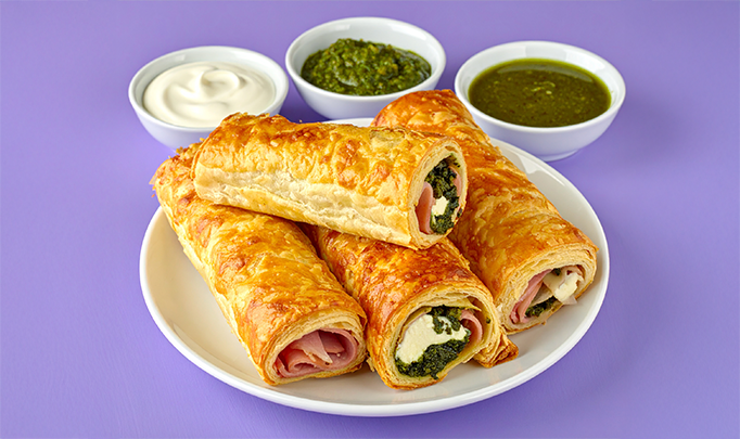 Rollitos crocantes de jamón, queso y pesto